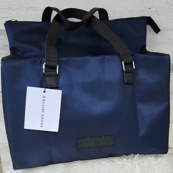 NWT ISSEY MIYAKE PARFUM FOR HOMME NAVY NYLON TRAVEL BAG - Picture 1 of 11